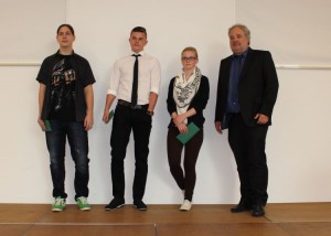 Die Klassenbesten (v. l.) Julien Hotopp, Nico Hellmann, Lea Adamczyk mit dem Ständigen Vertreter der Schulleiterin Frank Grigoleit. Es fehlen Sascha Heinze und Nico Rusack.